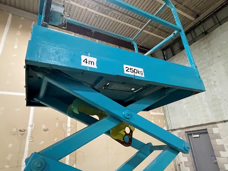#203-•-2012-en-environment-electric-track-scissor-lift-image-24