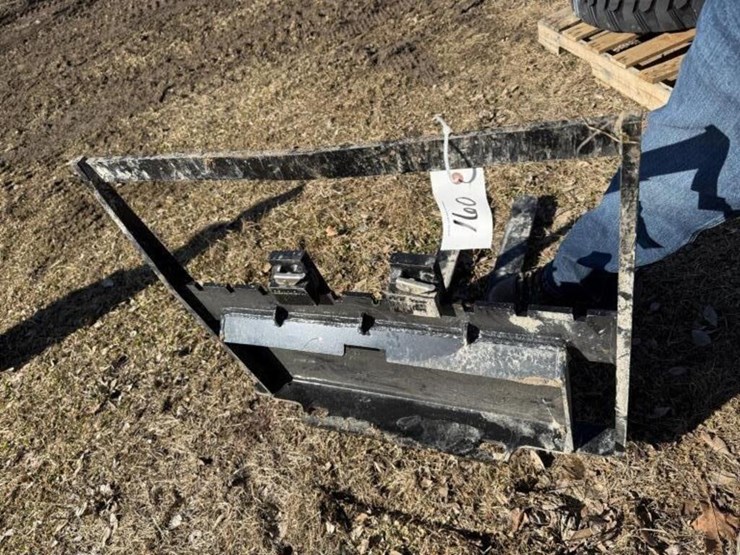 new-mini-skidsteer-pallet-forks-image-1
