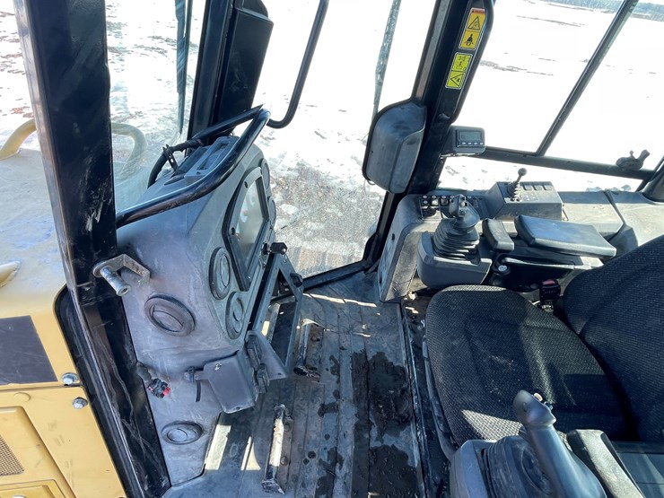 2011-caterpillar-d6k-image-27