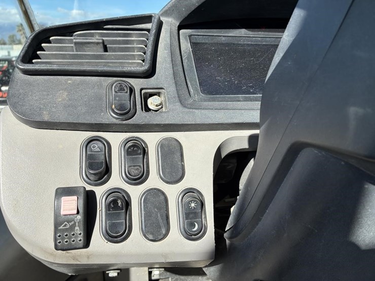 2017-komatsu-wa380-8-image-17