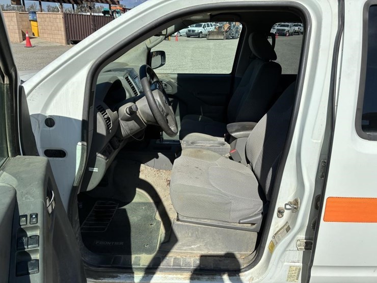 2018-nissan-frontier-sv-image-12