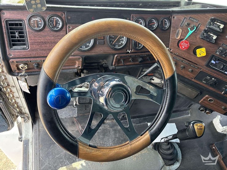 2001-freightliner-fld120-image-27