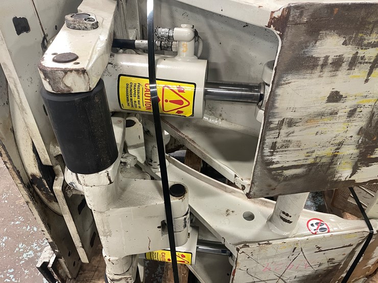 #7650-•-cascade-forklift-attach-roll-clamp-image-14