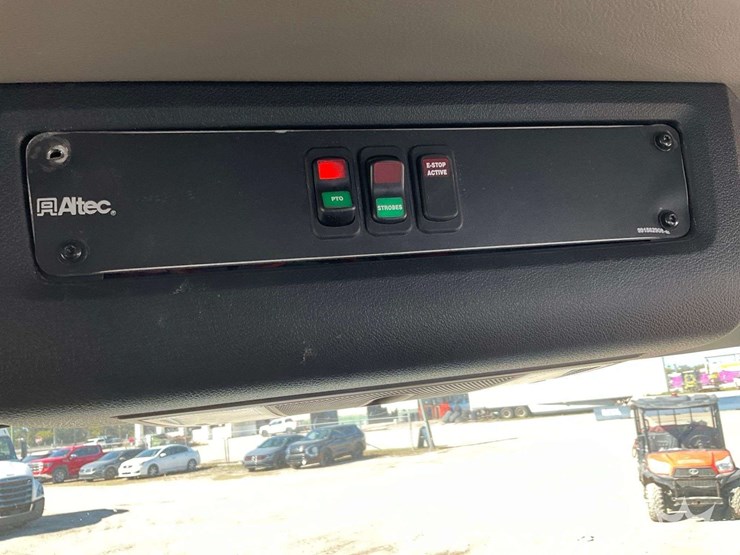 2024-freightliner-m2-106-image-21