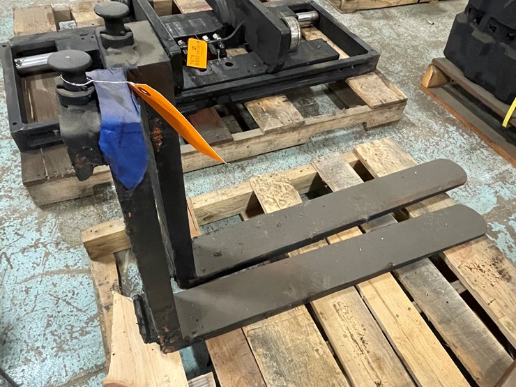 #7669-•-set-of-forklift-pallet-forks-image-7