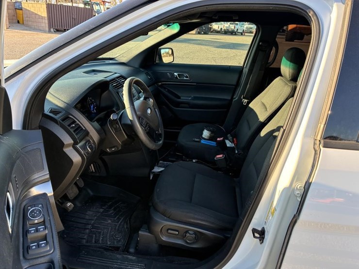 2016-ford-explorer-image-12