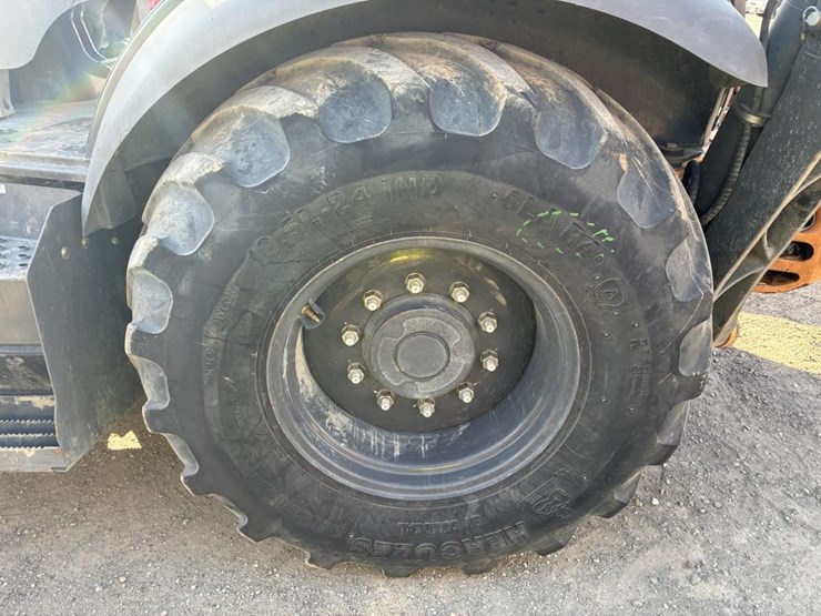 2019-case-580sn-image-11