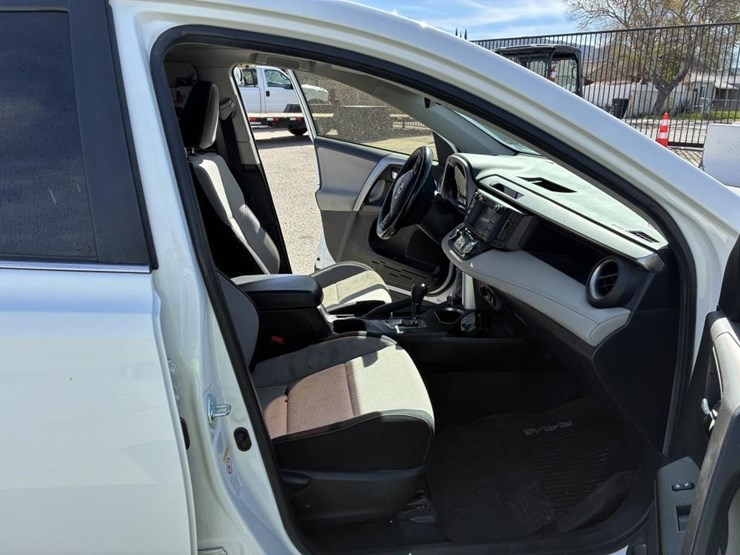 2016-toyota-rav4-image-10