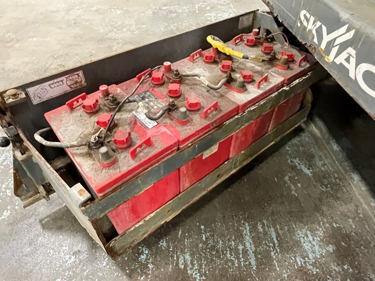 #206-•-2016-skyjack-scissor-lift-image-21