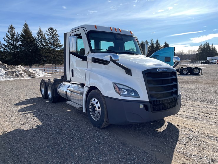 #1460-•-2022-freightliner-truck-tractor-(has-mn-title)-image-7