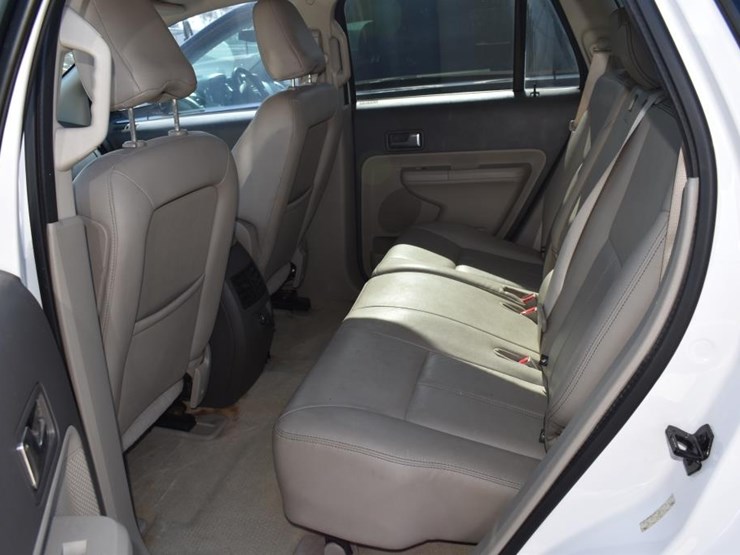 2010-ford-edge-image-11