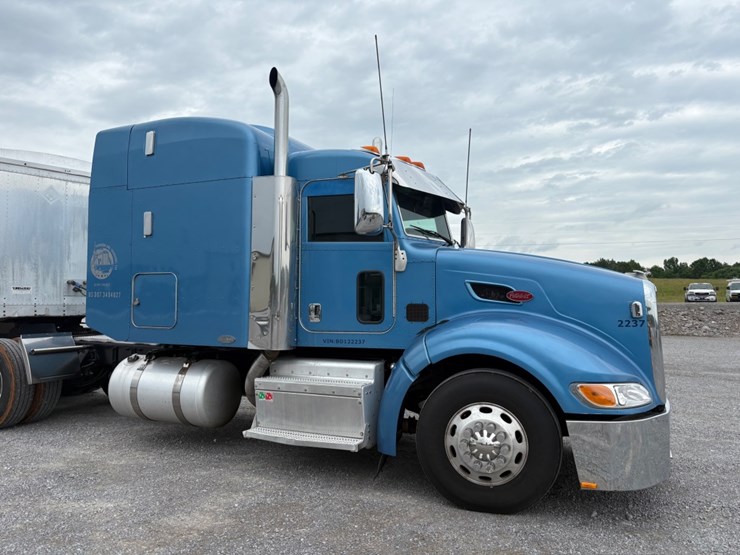 2011-peterbilt-386-image-2