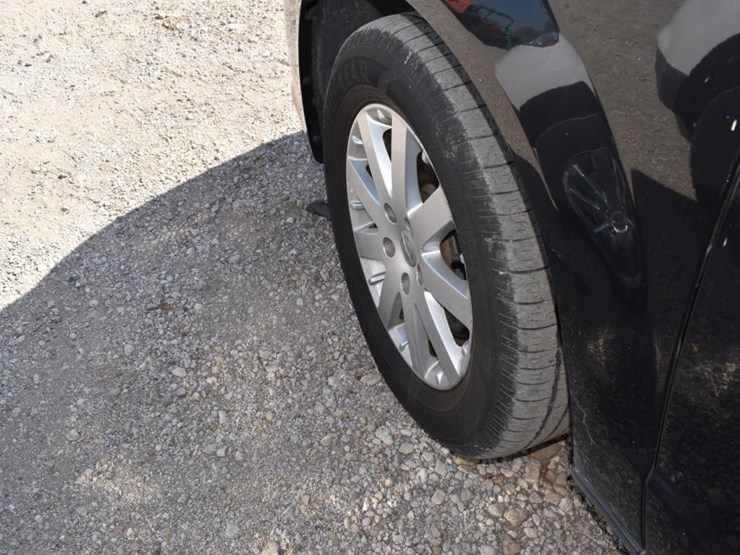 2015-chrysler-town-&-country-image-8