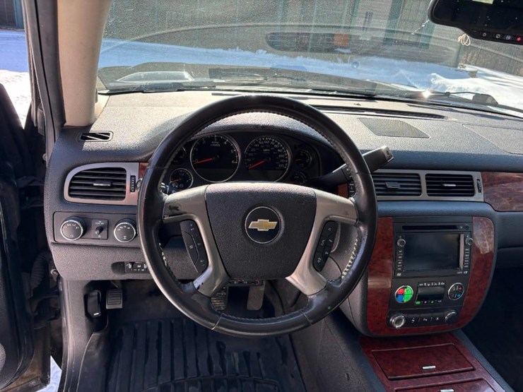 2009-chevrolet-suburban-image-15