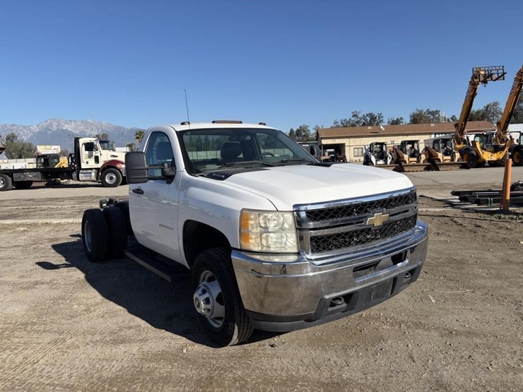 2011-chevrolet-3500-image-2