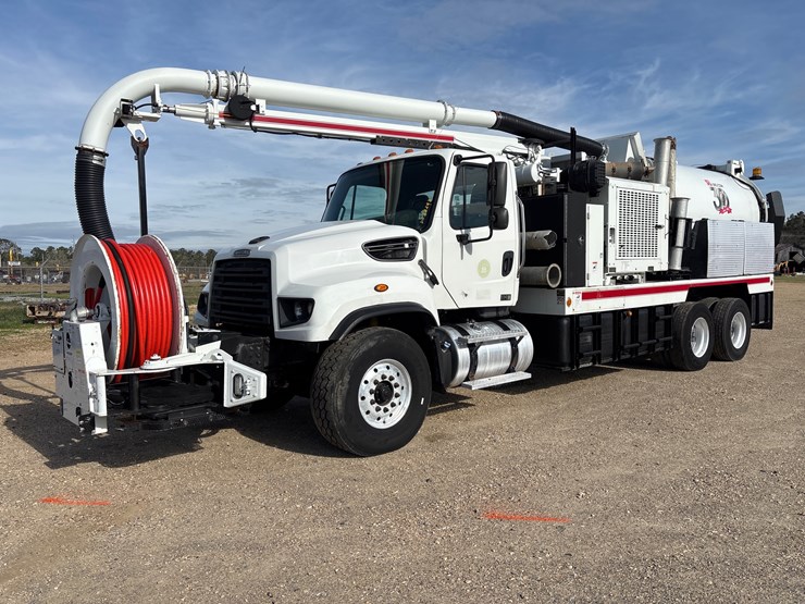 2016-freightliner-114sd-image-1