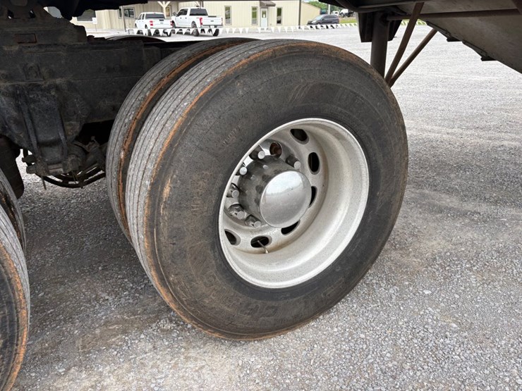 2011-peterbilt-386-image-11