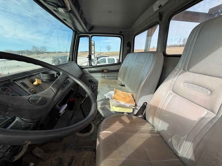 2002-freightliner-fl70-image-14