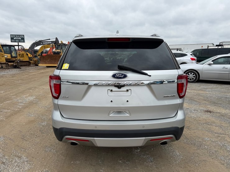 2016-ford-explorer-image-16