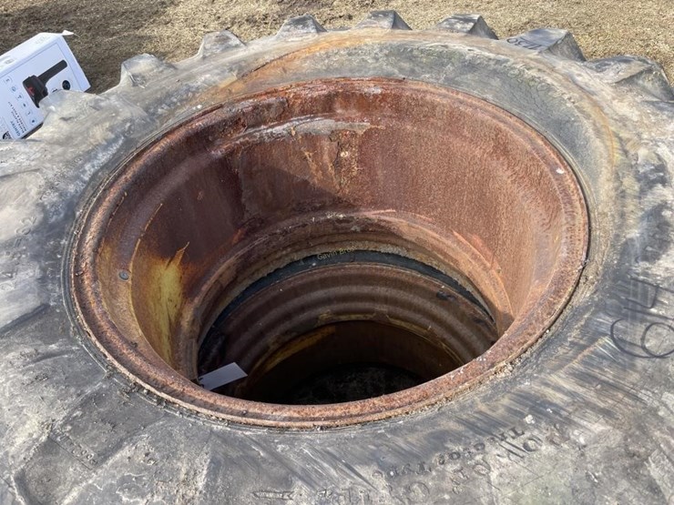 24.5-32-tires-&-rims-image-2