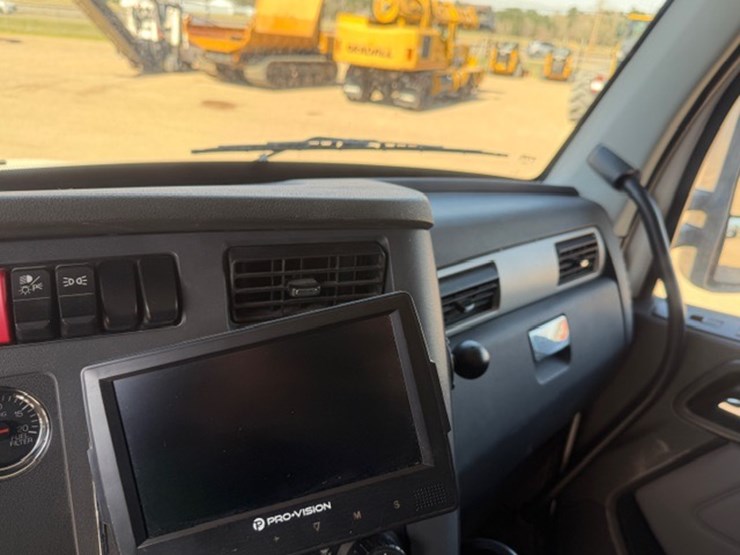 2024-kenworth-t880-image-52