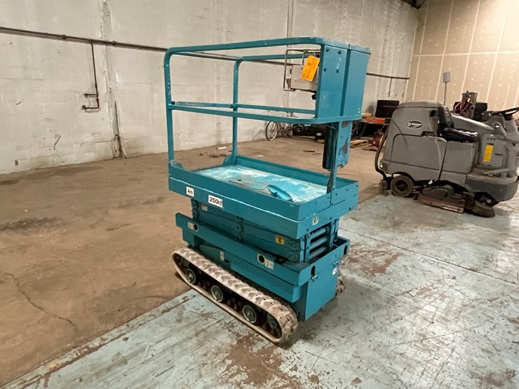 #203-•-2012-en-environment-electric-track-scissor-lift-image-3