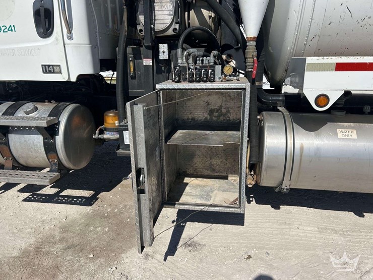 2016-freightliner-114sd-image-18