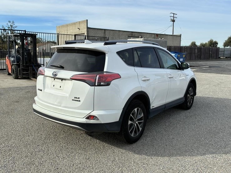 2017-toyota-rav4-image-3