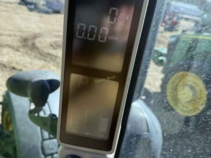 john-deere-8235r-image-19