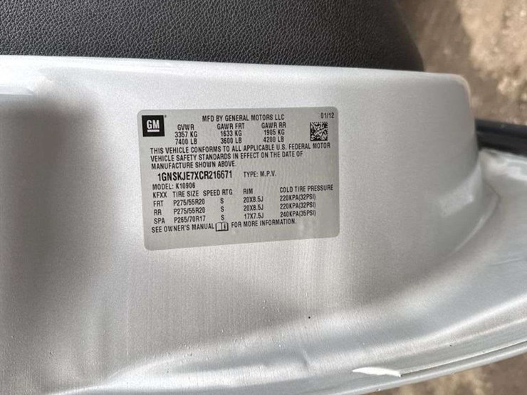 2012-chevrolet-suburban-1500-image-17