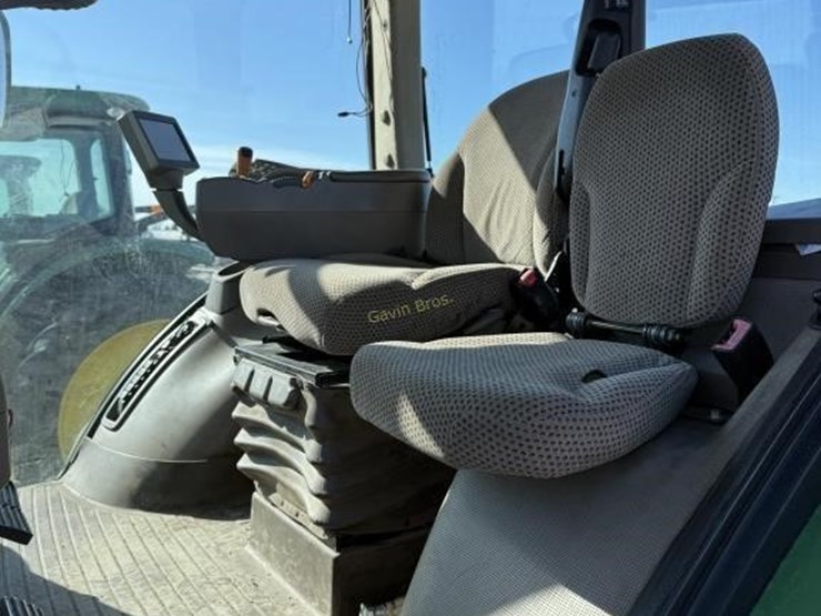 john-deere-8235r-image-11