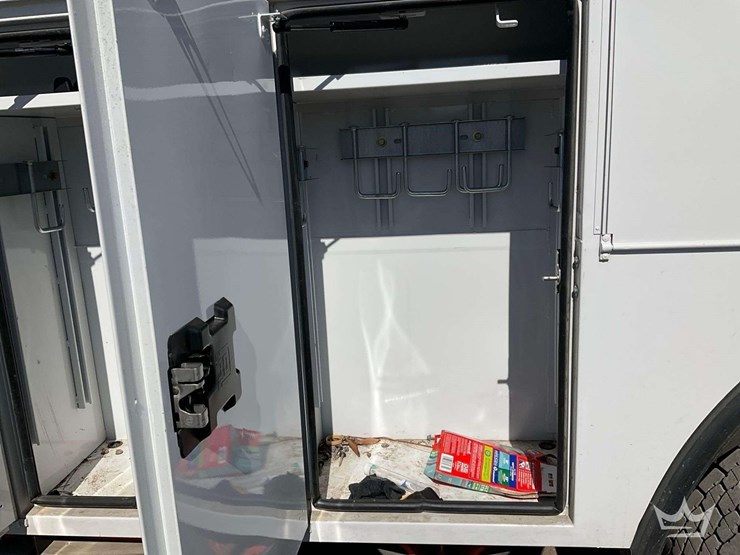 2024-freightliner-m2-106-image-43