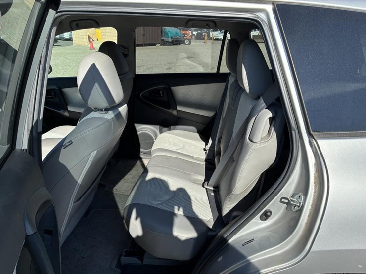 2014-toyota-rav4-image-12