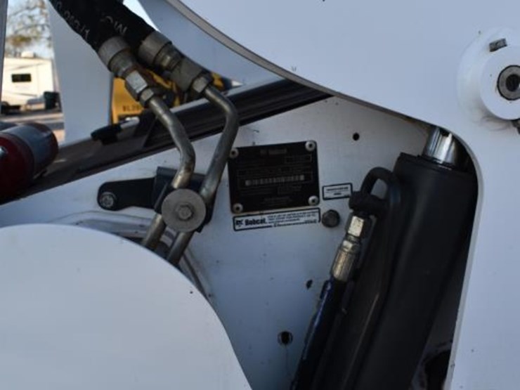 2019-bobcat-t740-image-12