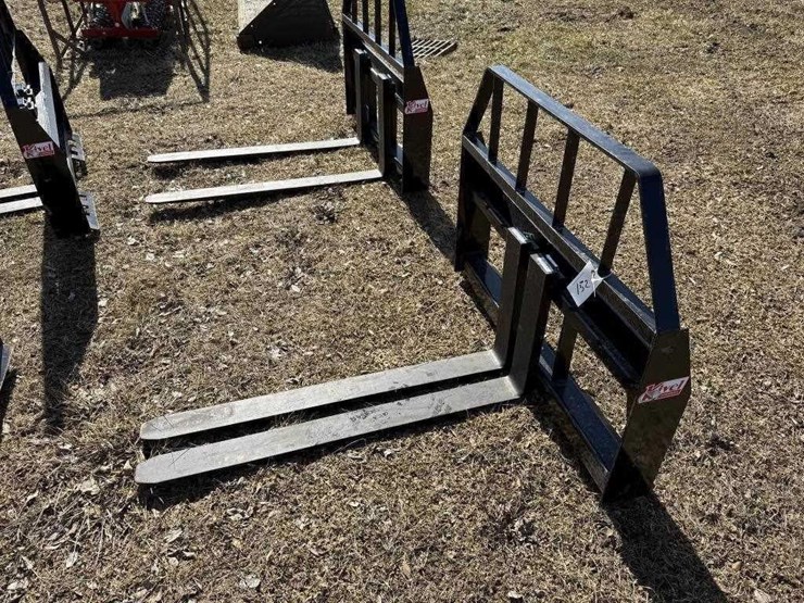 new-kivel-48"-universal-attach-pallet-forks-image-1