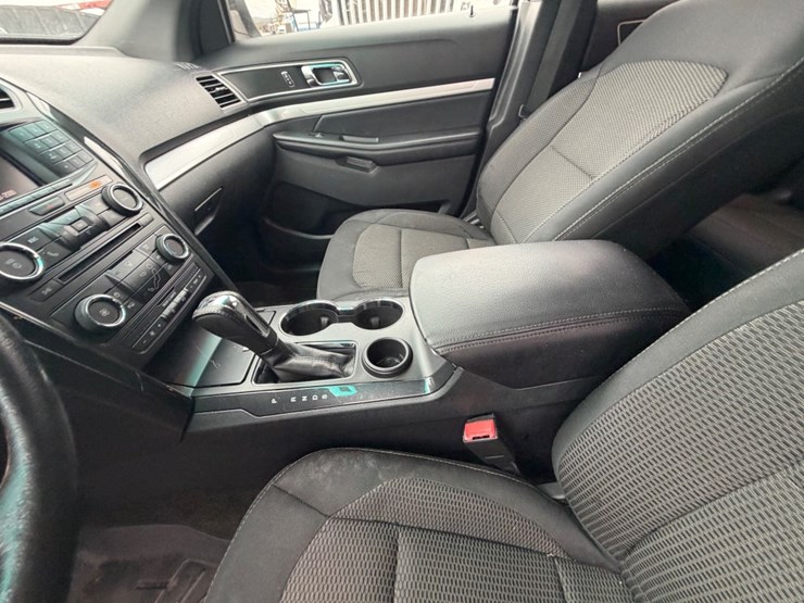 2016-ford-explorer-image-11