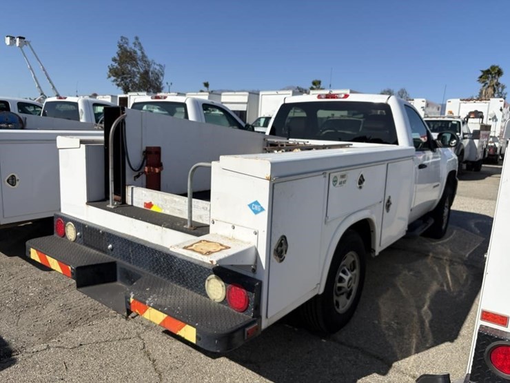 2011-chevrolet-2500-image-3