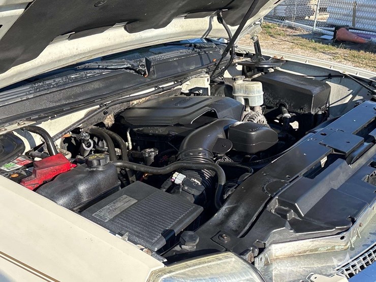 2011-cadillac-escalade-image-22