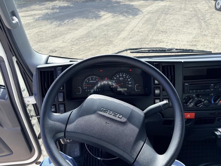 2024-isuzu-nrr-image-16