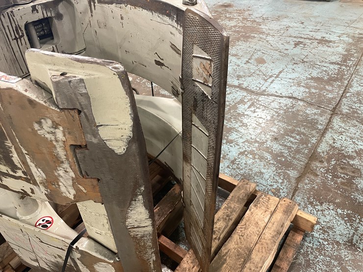 #7650-•-cascade-forklift-attach-roll-clamp-image-12