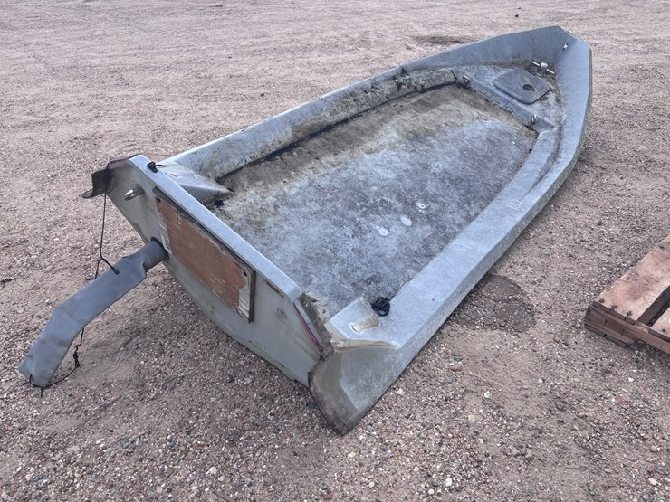 #1422-•-7-person-dayfer,-s.l.-norwhal-boat-hull-|-no-paperwork-on-boat-image-3