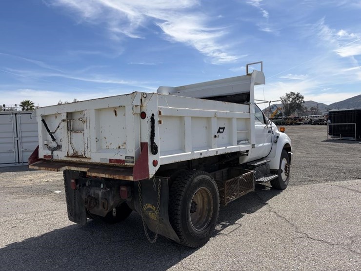 2011-ford-f750-image-3