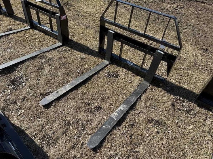 new-kivel-48"-universal-attach-pallet-forks-image-1