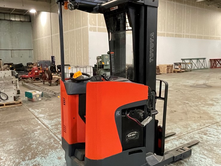 #221-•-2012-toyota-electric-ride-on-reach-truck-image-4