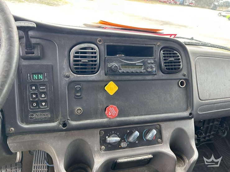 2015-freightliner-m2-106-image-35