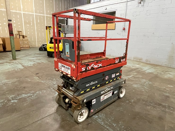 #206-•-2016-skyjack-scissor-lift-image-1