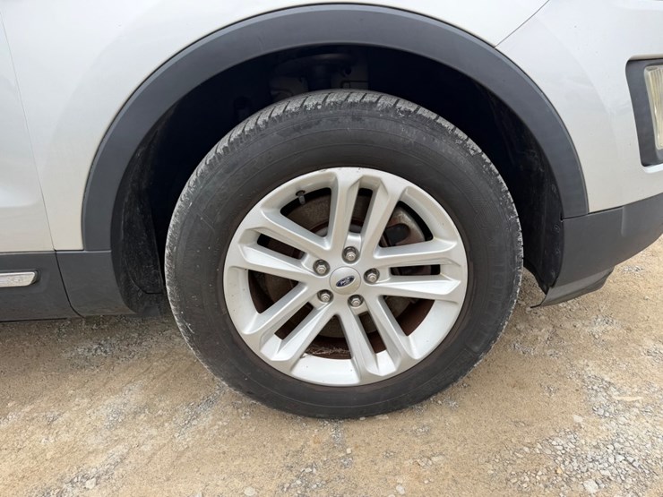 2016-ford-explorer-image-5