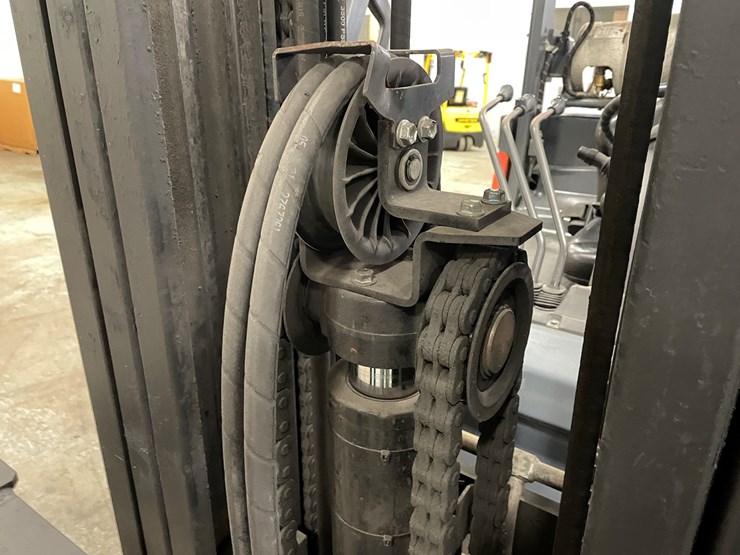 #177-•-2016-toyota-propane-forklift-image-17