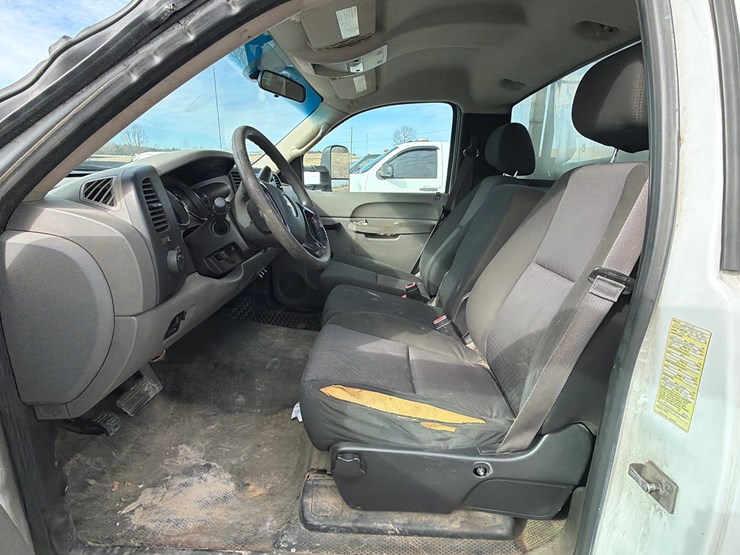 2013-chevrolet-3500-image-13