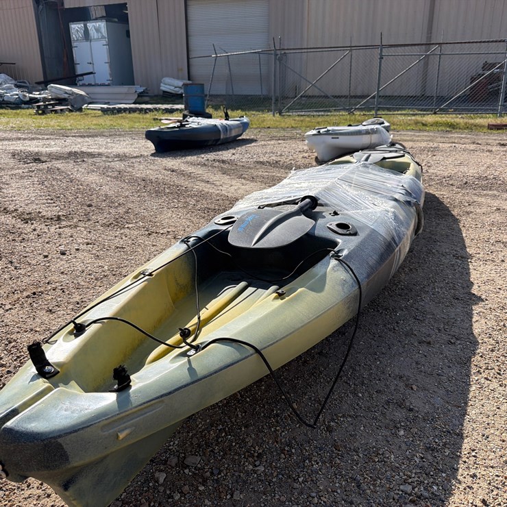 #1431 • KAYAK WITH PADDLE